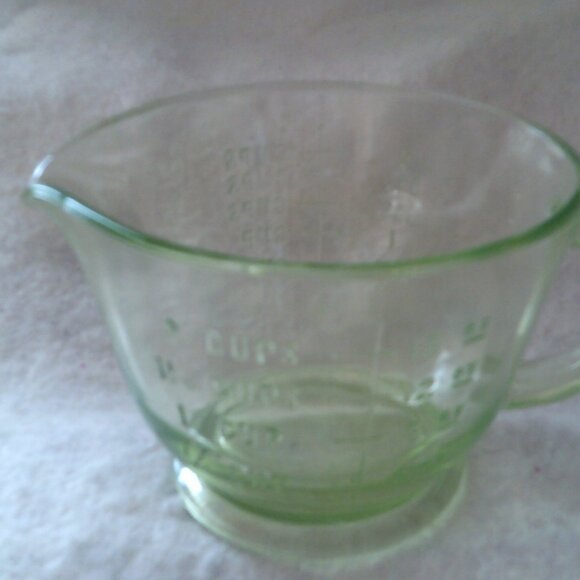 Vintage Green Uranium Depression Glass 2 Cup Measuring Mixing Bowl Pyrex Glows - Picture 2 of 7